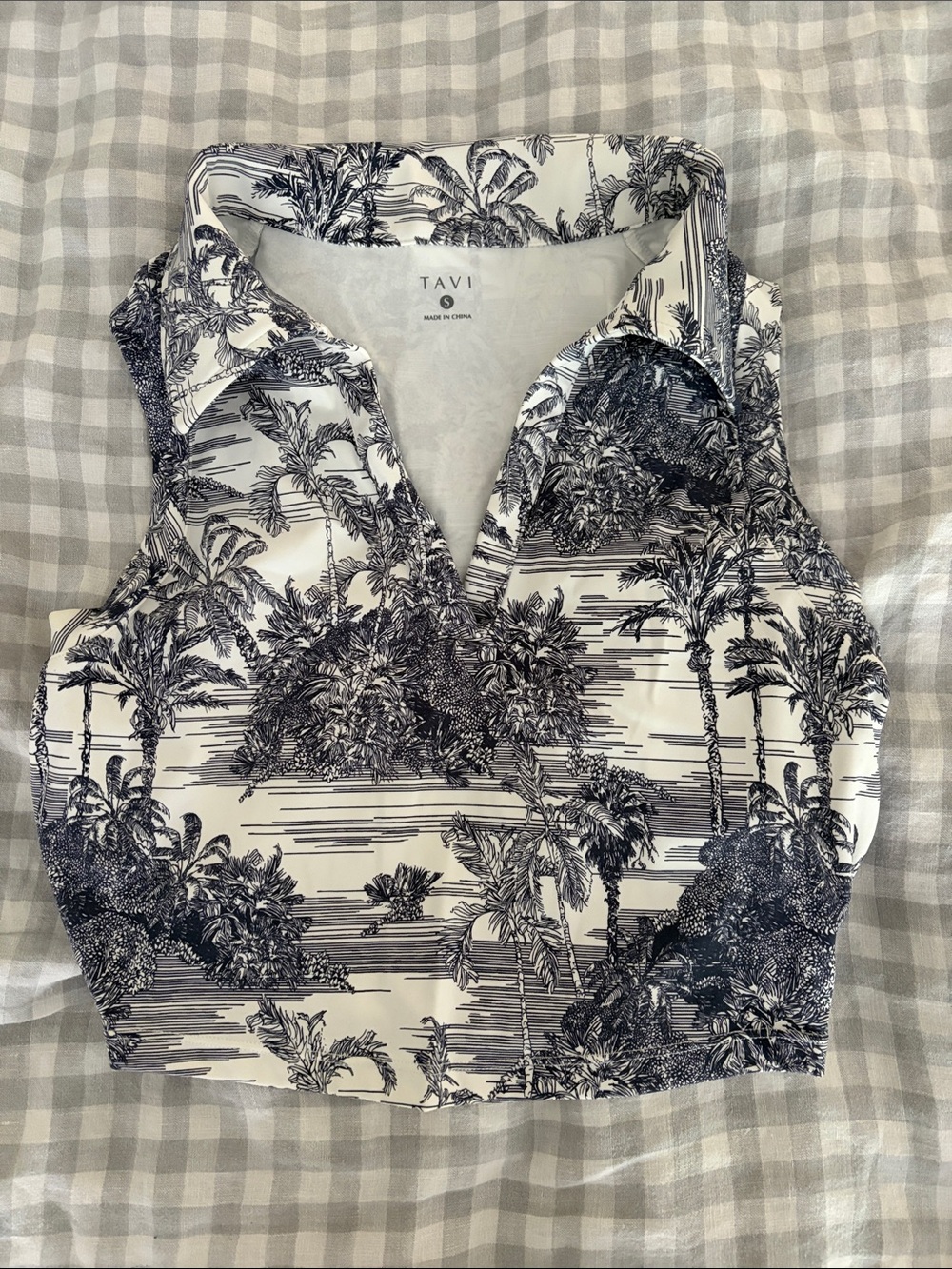 Tavi Sleeveless Collared Palm-Print Crop Top in White/Black